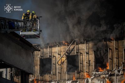 Рух транспорту перекрили через пожежу: у Києві горів склад Рух транспорту перекрили через пожежу: у Києві горів склад