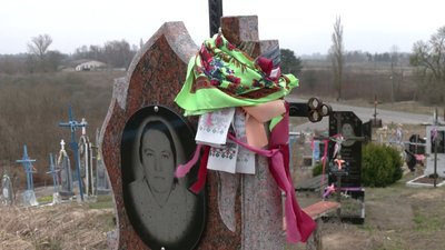 Вбирання могильних хрестів на Рівненщині: що означає ця давня традиція Вбирання могильних хрестів на Рівненщині: що означає ця давня традиція