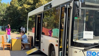 У Кропивницькому біля пошкодженого дроном будинку працює штаб допомоги У Кропивницькому біля пошкодженого дроном будинку працює штаб допомоги