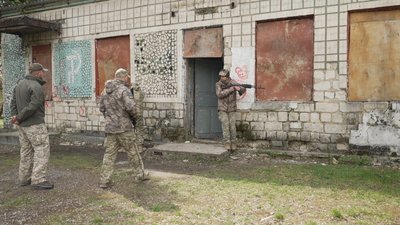 Ветеран з ампутацією ноги повернувся до служби та навчає прикордонників бойовому досвіду Ветеран з ампутацією ноги повернувся до служби та навчає прикордонників бойовому досвіду
