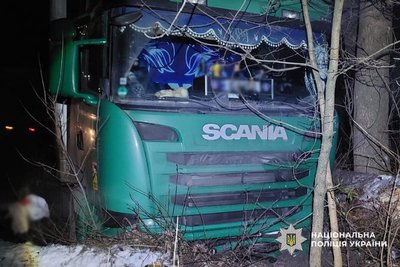 Один з водіїв у лікарні: на Черкащині зіштовхнулися дві вантажівки Один з водіїв у лікарні: на Черкащині зіштовхнулися дві вантажівки