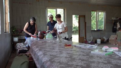 "Хочемо їсти натуральну їжу і дихати свіжим повітрям": як живуть екопоселенці на Черкащині "Хочемо їсти натуральну їжу і дихати свіжим повітрям": як живуть екопоселенці на Черкащині