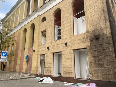 "Я дружину обійняв просто і застигли". Наслідки атаки на середмістя Дніпра "Я дружину обійняв просто і застигли". Наслідки атаки на середмістя Дніпра
