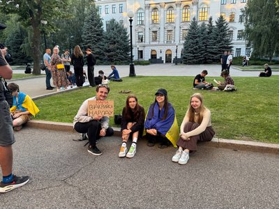У Дніпрі містяни вийшли підтримати ухвалення закону про повернення повноважень НАБУ та САП У Дніпрі містяни вийшли підтримати ухвалення закону про повернення повноважень НАБУ та САП