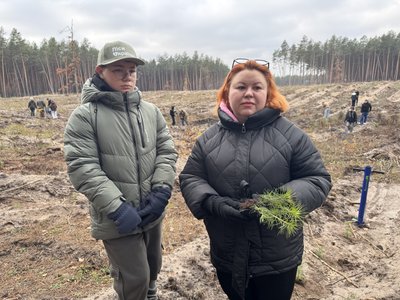 Сосни, дуби та берези: на Полтавщині висадили "Ліс пам’яті" на честь загиблих лісівників Сосни, дуби та берези: на Полтавщині висадили "Ліс пам’яті" на честь загиблих лісівників