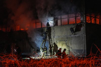 Рятувальники гасять пожежу на підприємстві у Холодногірському районі Харкова, яка виникла через російський обстріл 2 квітня 2025 року Рятувальники гасять пожежу на підприємстві у Холодногірському районі Харкова, яка виникла через російський обстріл 2 квітня 2025 року