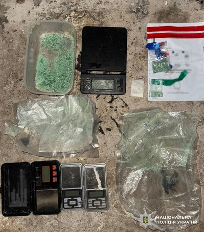 У Житомирі затримали подружжя, яке підозрюють у поширенні психотропних речовин через пошту та "закладки" У Житомирі затримали подружжя, яке підозрюють у поширенні психотропних речовин через пошту та "закладки"