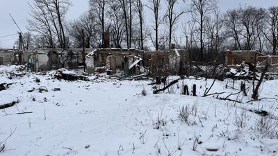 Білий Колодязь Вовчанської громади, пошкоджений внаслідок обстрілів будинок, лютий 2025 року