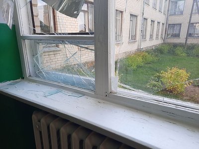 «Завтра діти навчатимуться онлайн»: на Кіровоградщині внаслідок атаки РФ пошкоджені вікна в школі й будинку культури «Завтра діти навчатимуться онлайн»: на Кіровоградщині внаслідок атаки РФ пошкоджені вікна в школі й будинку культури