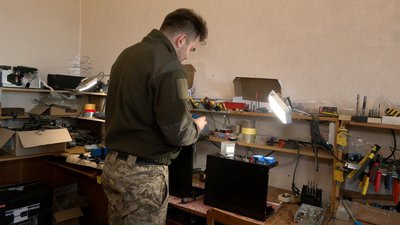 "Подяка надихає": волонтери на Черкащині виготовляють павербанки та зарядні станції для ЗСУ "Подяка надихає": волонтери на Черкащині виготовляють павербанки та зарядні станції для ЗСУ