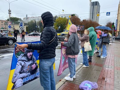 "Заради них стоїмо": у Черкасах відбулася акція на підтримку зниклих безвісти та полонених "Заради них стоїмо": у Черкасах відбулася акція на підтримку зниклих безвісти та полонених