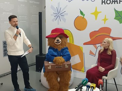 До Києва приїхав персонаж книг та фільму ведмідь Паддінгтон До Києва приїхав персонаж книг та фільму ведмідь Паддінгтон