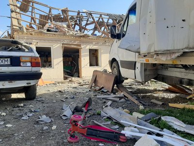 "Тікали у той момент, як воно все валилося": жителі Хмельниччини оговтуються після російської атаки "Тікали у той момент, як воно все валилося": жителі Хмельниччини оговтуються після російської атаки