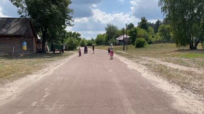 Дитячий майданчик не на часі: у селі на Чернігівщині діти власноруч облаштовують собі місця для ігор Дитячий майданчик не на часі: у селі на Чернігівщині діти власноруч облаштовують собі місця для ігор