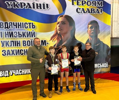 Спортивний турнір в памʼять захисників України: на Черкащині змагалися юнаки-борці Спортивний турнір в памʼять захисників України: на Черкащині змагалися юнаки-борці