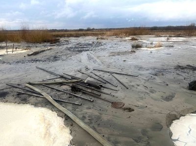 Бурштин досі миють: у поліції показали як вилучають на Рівненщині мотопомпи Бурштин досі миють: у поліції показали як вилучають на Рівненщині мотопомпи