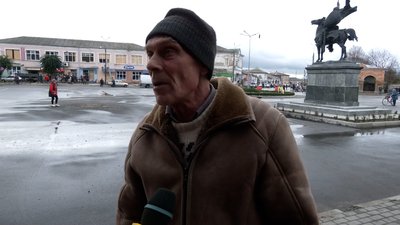 "Вони не били в асфальт, хотіли більш гучних наслідків": Новгород-Сіверський відновлюється від нічної атаки дронів "Вони не били в асфальт, хотіли більш гучних наслідків": Новгород-Сіверський відновлюється від нічної атаки дронів