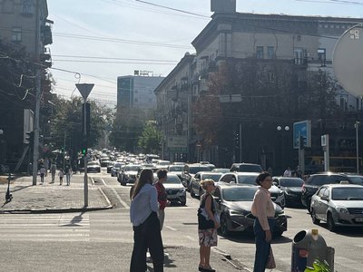У центрі Дніпра утворилося провалля: будинки без води, на дорогах — затори У центрі Дніпра утворилося провалля: будинки без води, на дорогах — затори