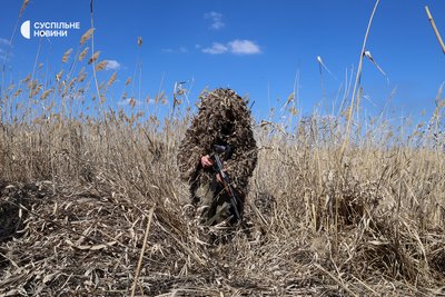 Військовий першого батальйону 40 ОБрБО у бойовому екіпіруванні біжить в густому очереті під час навчань на півдні України Військовий першого батальйону 40 ОБрБО у бойовому екіпіруванні біжить в густому очереті під час навчань на півдні України