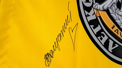 Колекція шевронів і прапорів з волонтерський хаб "Всі поруч" стяг з підписом Валерія Залужного Краматорськ Донецька 4 грудня 2024 рік Колекція шевронів і прапорів з волонтерський хаб "Всі поруч" стяг з підписом Валерія Залужного Краматорськ Донецька 4 грудня 2024 рік