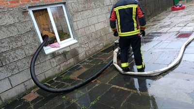 Наслідки весняного паводка: у вихідні рятувальники тричі відкачували воду з приватних домогосподарств Житомирщини