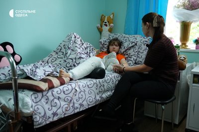 "Я сказала, щоб він перемотав мені рану": історія 11-річної Валерії, пораненої під час ракетного удару на Одещині "Я сказала, щоб він перемотав мені рану": історія 11-річної Валерії, пораненої під час ракетного удару на Одещині