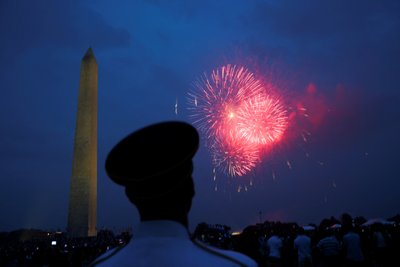 У США в день народження Трампа відбувся військовий парад. Він супроводжувався протестами по країні