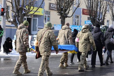 Провели "живим коридором": на Черкащині попрощалися із прикордонником Провели "живим коридором": на Черкащині попрощалися із прикордонником
