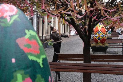 Вулицю Кобилянської у Чернівцях прикрасили до Великодня: встановили метрові писанки
