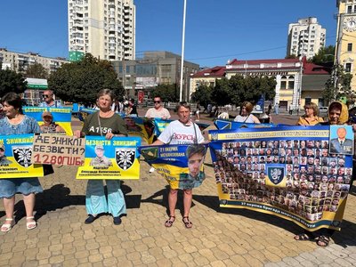 Оксана на акції у Хмельницькому "Поверніть героїв з полону. Знайдіть безвісти зниклих" Оксана на акції у Хмельницькому "Поверніть героїв з полону. Знайдіть безвісти зниклих"