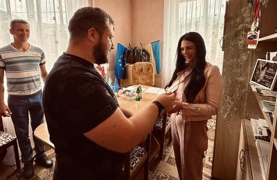 Виховує шістьох дітей: багатодітну маму із Закарпаття відзначили нагородою "Мати-героїня"
