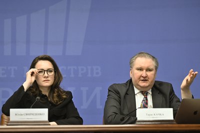 Премʼєрка Юлія Свириденко з віцепремʼєром із питань європейської та євроатлантичної інтеграції Тарасом Качкою під час пресконференції. Київ, 8 травня 2025 року Премʼєрка Юлія Свириденко з віцепремʼєром із питань європейської та євроатлантичної інтеграції Тарасом Качкою під час пресконференції. Київ, 8 травня 2025 року