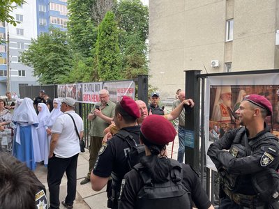 Містяни перед Будинком правосуддя у Черкасах, 11 червня 2024 року Містяни перед Будинком правосуддя у Черкасах, 11 червня 2024 року