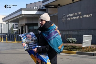 Обмін "всіх на всіх": біля посольства США у Києві мітингували родичі військовополонених Обмін "всіх на всіх": біля посольства США у Києві мітингували родичі військовополонених