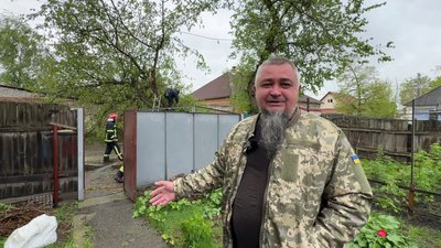 "Літало все, що тільки можна": у Кропивницькому вітер повалив дерева на дороги, тротуари та будинки "Літало все, що тільки можна": у Кропивницькому вітер повалив дерева на дороги, тротуари та будинки