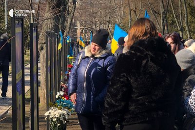 "У серці просто діра, в душі — пустота": на Алеї Героїв в Одесі увічнили памʼять ще 48 загиблих військових "У серці просто діра, в душі — пустота": на Алеї Героїв в Одесі увічнили памʼять ще 48 загиблих військових
