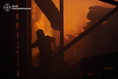 Удар по цивільному підприємству на Житомирщині під час тривоги: двоє загиблих, є постраждалі Удар по цивільному підприємству на Житомирщині під час тривоги: двоє загиблих, є постраждалі