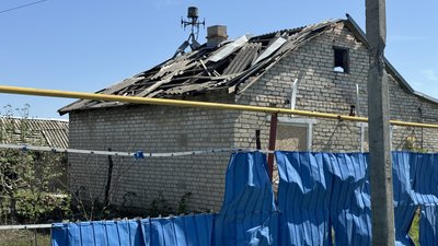 Пошкоджений обстрілом будинок та паркан Розкішне Іллінівська громада Донецька область 21 квітня 2025 рік Пошкоджений обстрілом будинок та паркан Розкішне Іллінівська громада Донецька область 21 квітня 2025 рік