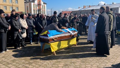 "Був майстром на всі руки": на Рівненщині попрощалися із солдатом Михайлом Климюком "Був майстром на всі руки": на Рівненщині попрощалися із солдатом Михайлом Климюком