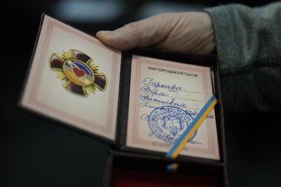 "Не стоїмо на місці – працюємо і працюємо": в Сумах нагородили волонтерку-довгожительку "Не стоїмо на місці – працюємо і працюємо": в Сумах нагородили волонтерку-довгожительку
