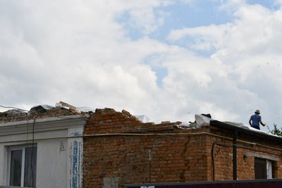 Через блискавку виникли три пожежі. Пошкоджені покрівлі будинків та повалені дерева. Які наслідки негоди на Рівненщині Через блискавку виникли три пожежі. Пошкоджені покрівлі будинків та повалені дерева. Які наслідки негоди на Рівненщині