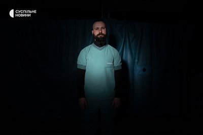 Лікар-анестезіолог Першого окремого медичного батальйону ЗСУ Артем у стабпункті на Донеччині Лікар-анестезіолог Першого окремого медичного батальйону ЗСУ Артем у стабпункті на Донеччині
