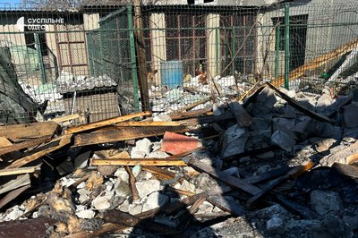 Пошкоджено житловий будинок: фото наслідків дронової атаки РФ на Одещину Пошкоджено житловий будинок: фото наслідків дронової атаки РФ на Одещину