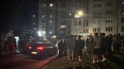 У Тернополі, група людей напала, автомобіль ТЦК, напад, 25 серпня 2026 року У Тернополі, група людей напала, автомобіль ТЦК, напад, 25 серпня 2026 року