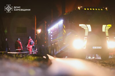У Харкові пролунала серія вибухів: Новобаварський район атакували 15 дронів, ДСНС гасить пожежу