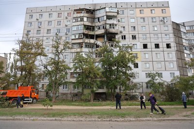 "Все гриміло, вибухи не припинялись. Не пам'ятаю такого жаху". Херсонці про масований обстріл Корабельного району "Все гриміло, вибухи не припинялись. Не пам'ятаю такого жаху". Херсонці про масований обстріл Корабельного району