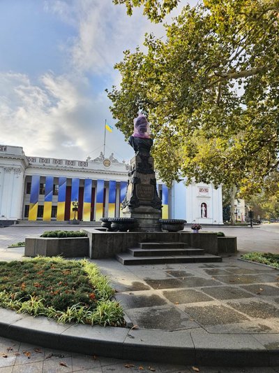 В Одесі бюст Пушкіна на Приморському бульварі прикрили рожевим пакетом В Одесі бюст Пушкіна на Приморському бульварі прикрили рожевим пакетом