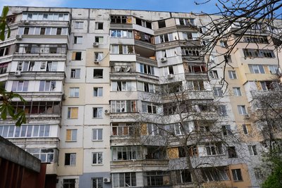 "Я впала на підлогу й поповзла в коридор". Жителі Херсона розповіли, як пережили масований удар по місту "Я впала на підлогу й поповзла в коридор". Жителі Херсона розповіли, як пережили масований удар по місту