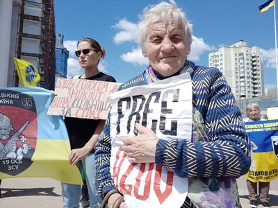 "Поодинці ми б цього не витримали": у Хмельницькому відбулася акція "Поверніть героїв додому"
