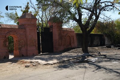 В Одесі через російську атаку пошкоджено кладовище: фото В Одесі через російську атаку пошкоджено кладовище: фото